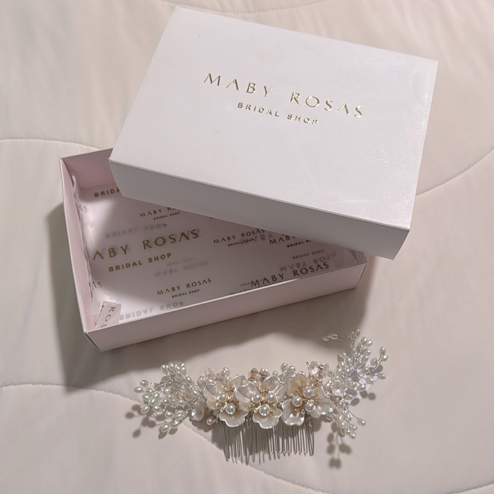 Maby Rosas Bridal Hair Accessory